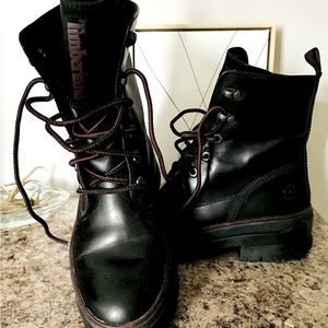 Timberland boots. Women’s size 8. Lightly worn (worn 2 times).